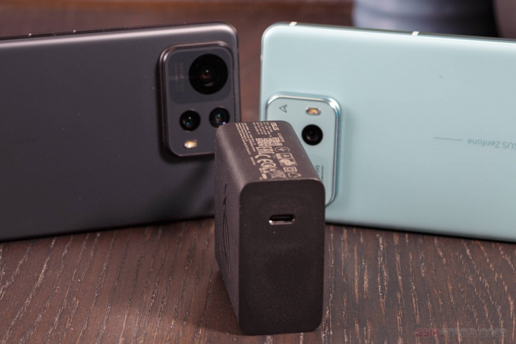 Asus Zenfone 12 Ultra /گوشی ایسوس زنفون 12 اولترا (حافظه 256 گیگابایت رم 12 گیگابایت)
